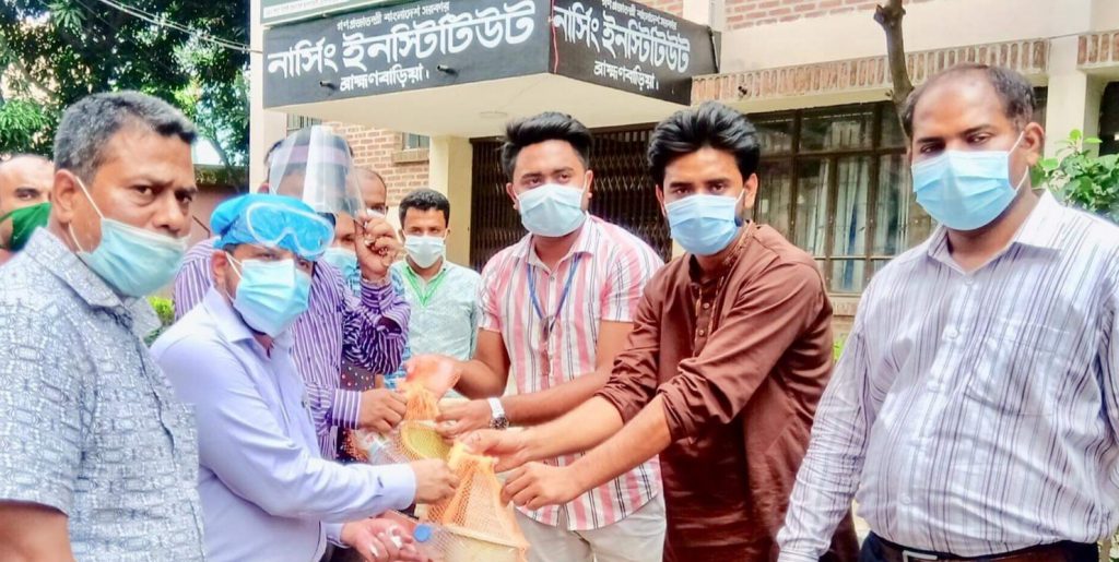 আইসোলেশনে থাকা রোগীদের খাবার দিলেন ‘মানবিক আশুগঞ্জ