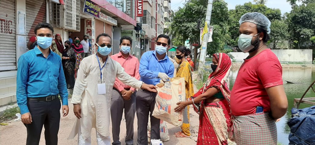 রেডজোন এলাকায় খাদ্যসামগ্রী নিয়ে হাজির ইউএনও