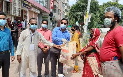 রেডজোন এলাকায় খাদ্যসামগ্রী নিয়ে হাজির ইউএনও