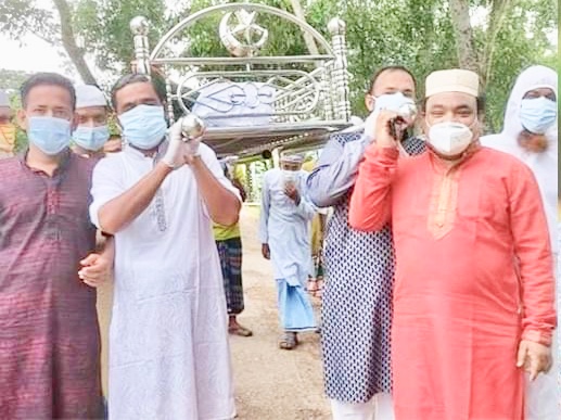 করোনা উপসর্গে মৃতের লাশ নিজ কাধেঁ করে দাফন করলেন উপজেলা চেয়ারম্যান