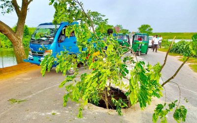 আখাউড়া-আগড়তলা সড়কের মাঝখানে এবার গর্তের সৃষ্টি