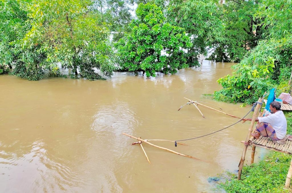 ভারতের ত্রিপুরা থেকে নেমে আসা পানিতে আখাউড়ার সীমান্তবর্তী এলাকা প্লাবিত