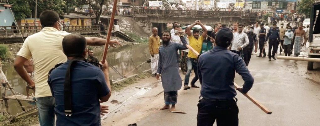 ব্রাহ্মণবাড়িয়ায় থানার ভিতর ছুরি হাতে নিয়ে পুলিশ সদস্যদের উপর হামলা