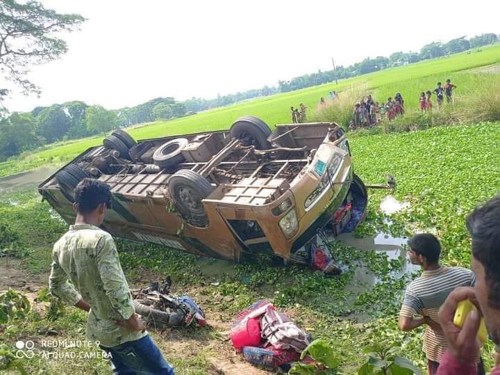 বিজয়নগরে যাত্রীবাহী বাস খাদে পড়ে নিহত ৩ আহত ১০