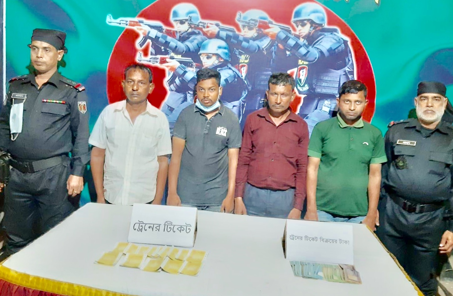 আখাউড়ায় র‍্যাবের অভিযানে ট্রেনের টিকেটসহ আটক ৪