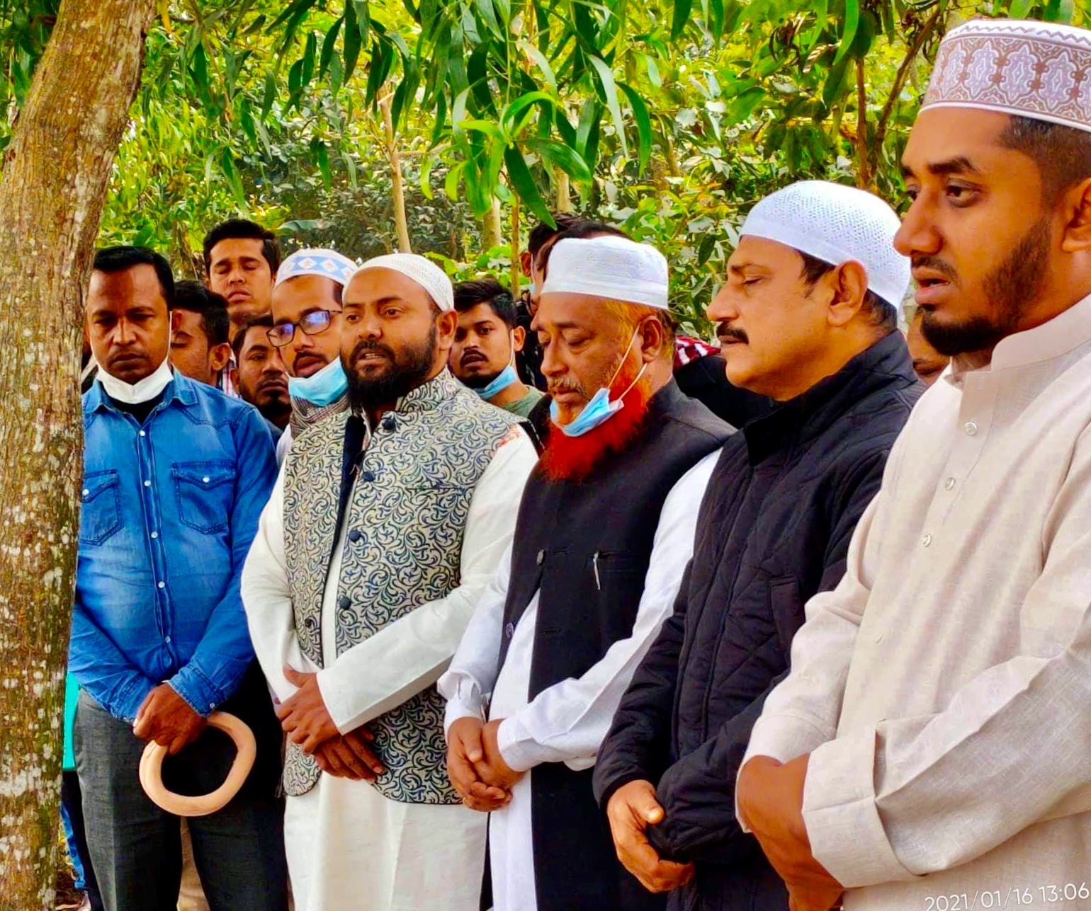 মাজার জিয়ারতের মাধ্যমে নির্বাচনী প্রচারণা শুরু করলেন নৌকার মাঝি কাজল