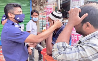 আখাউড়ায় মুখ খালি দেখলেই মাস্ক পরাচ্ছেন থানা পুলিশ