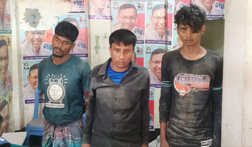 আখাউড়ায় ৩ অটোরিকশা চোর কে গণধোলাই দিয়ে পুলিশে সোপর্দ