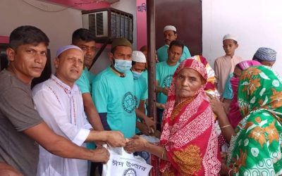মালদারপাড়া প্রবাসী মানব কল্যান সংগঠনের পক্ষ থেকে অসহায় মানুষের মাঝে ঈদ সামগ্রী বিতরণ