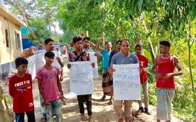 আখাউড়ায় সড়ক সংস্কারের দাবীতে বিক্ষোভ ও মানববন্ধন