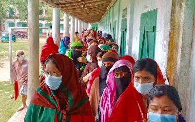 আখাউড়ায় বিড়ম্বনায় ভিড় ঠেলে নিতে হচ্ছে টিকা