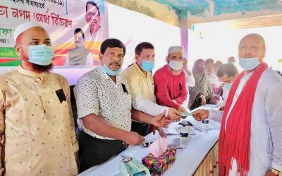 আখাউড়া পৌরসভায় মানবিক সহায়তায় নগদ অর্থ বিতরণ