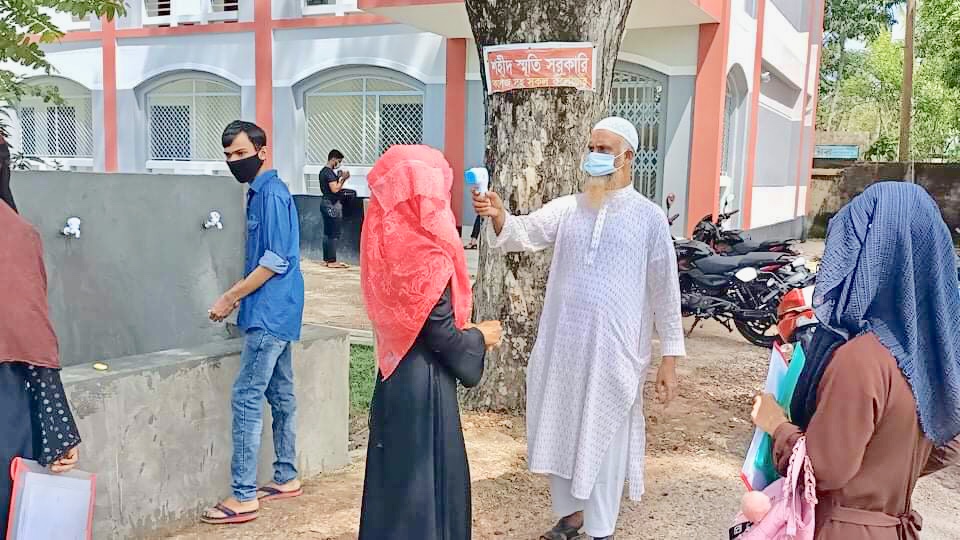 আখাউড়ায় স্বাস্থ্যবিধি মেনে শিক্ষার্থীরা ফিরেছেন ক্লাসে
