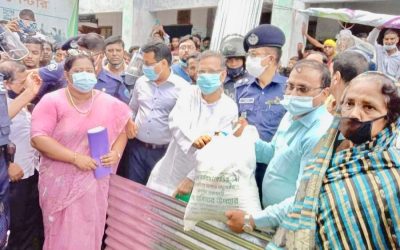 আখাউড়ায় ঢেউটিন, গৃহনির্মাণ মুজুরী ও খাদ্য সহায়তা দিলেন-আইনমন্ত্রী