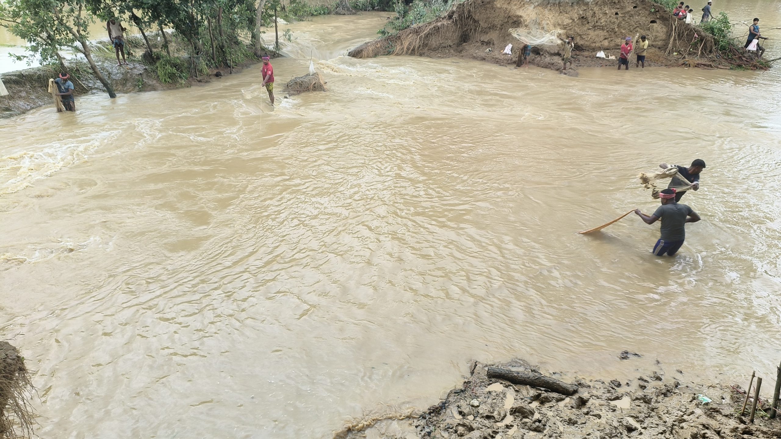 আখাউড়ায় কমেছে পানি, সড়ক যোগাযোগ বন্ধ।