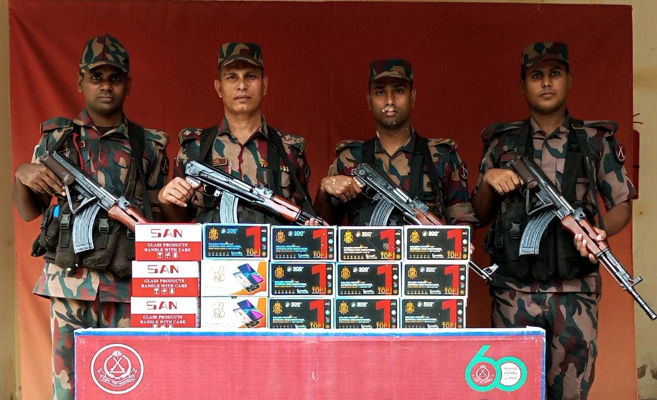আখাউড়ায় কোটি টাকার ভারতীয় মোবাইল ফোনের ডিসপ্লে জব্দ