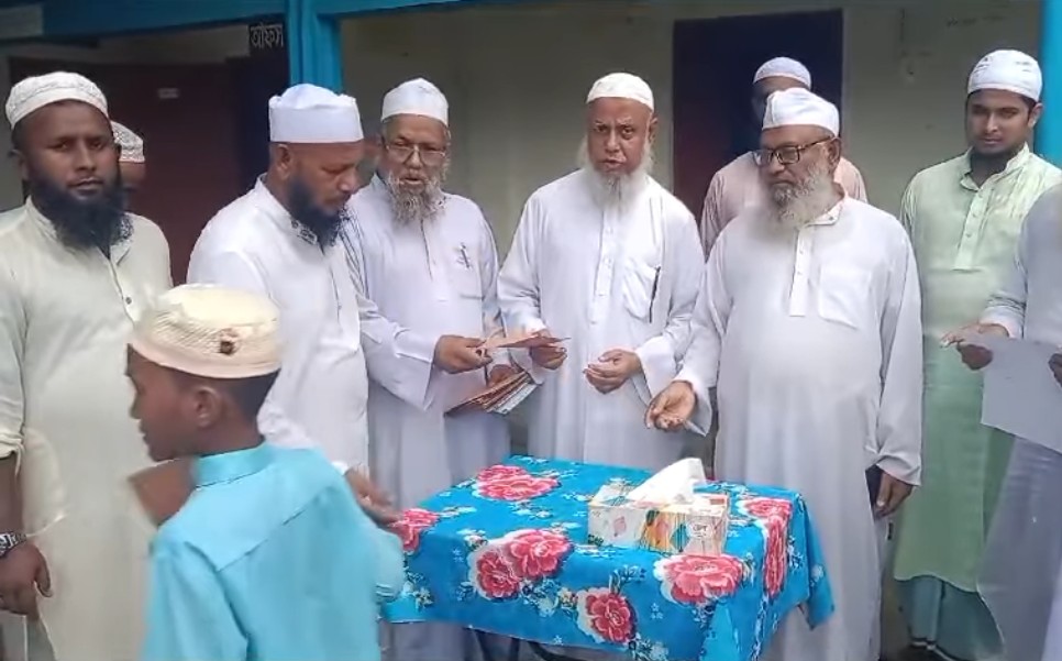 আখাউড়ায় বন্যার্তদের অর্থসহায়তা দিল হেফাজত