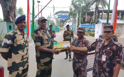 দুর্গাপূজায় আখাউড়া সীমান্তে বিএসএফকে  বিজিবির মিষ্টি উপহার