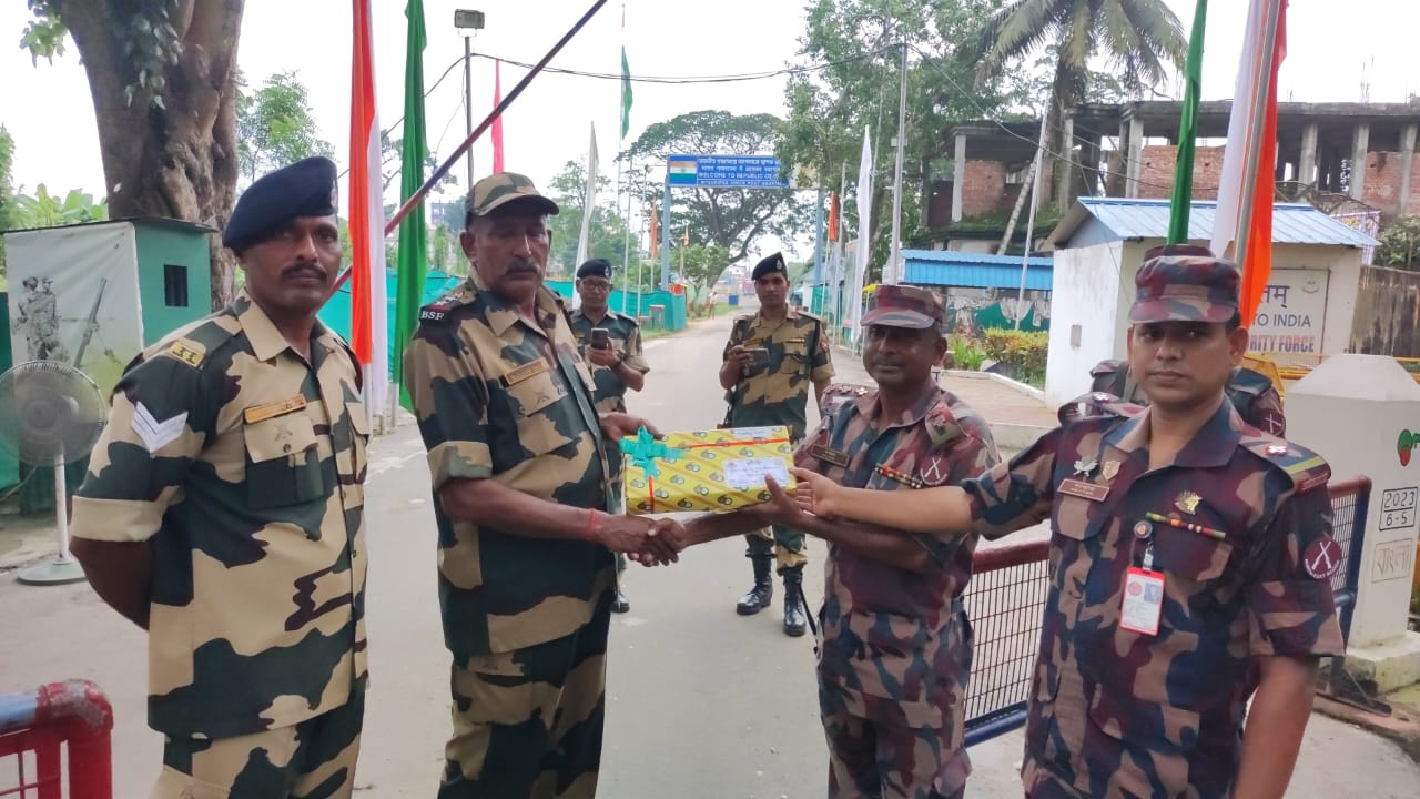 দুর্গাপূজায় আখাউড়া সীমান্তে বিএসএফকে  বিজিবির মিষ্টি উপহার
