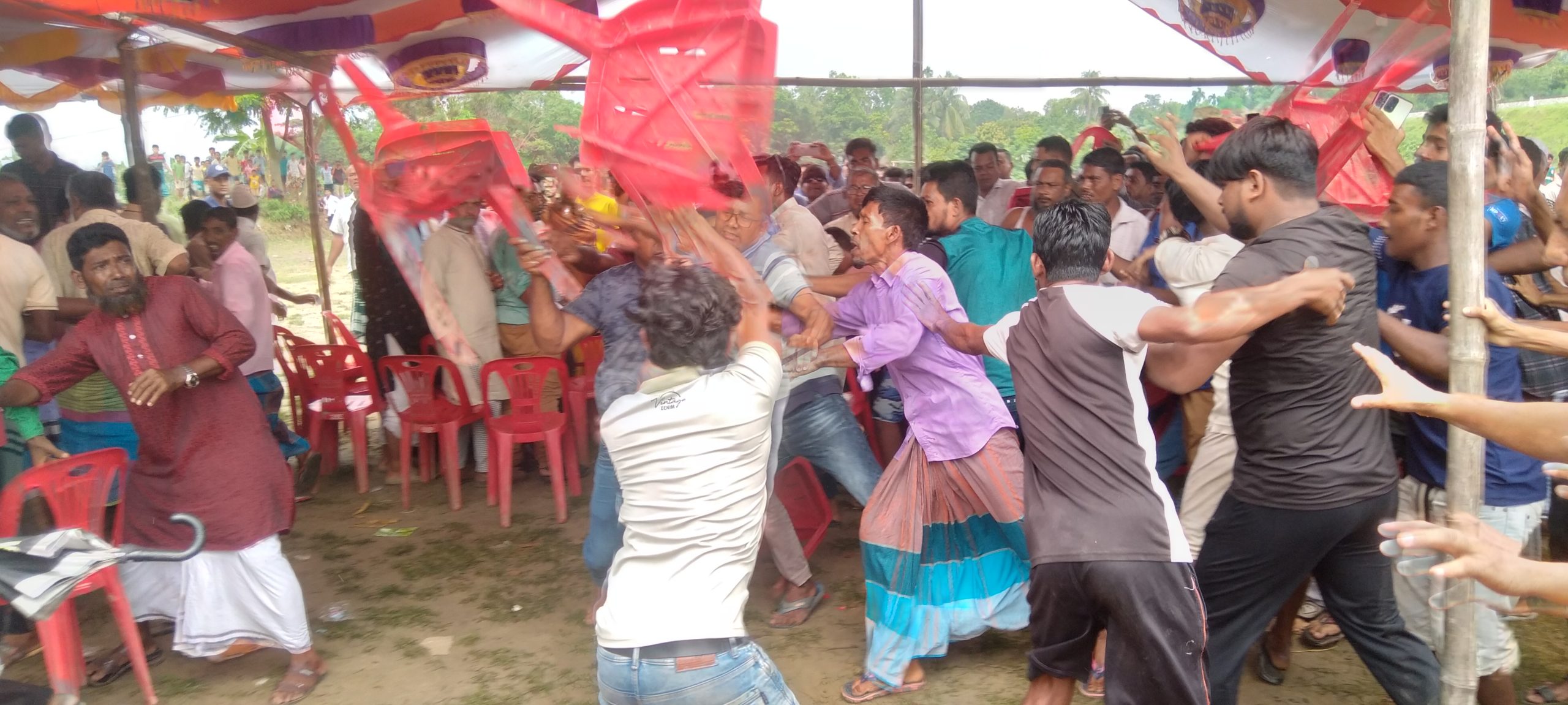লিজের জায়গায় এসে ধাওয়া খেয়ে পালালেন আ. লীগ নেতার আত্মীয়