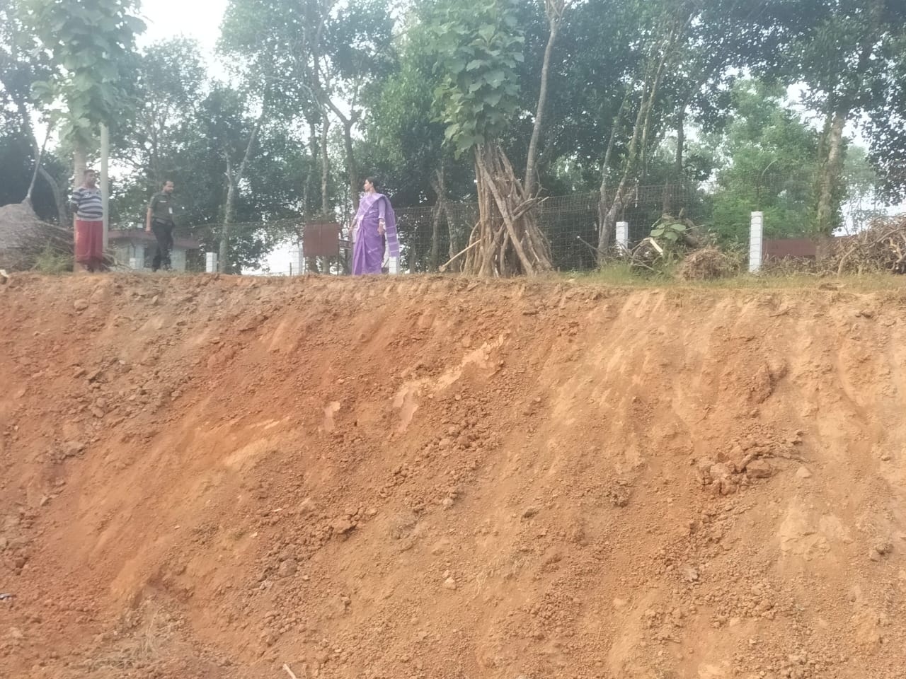 আখাউড়ায় কৃষি জমি থেকে মাটি উত্তোলন ভ্রাম্যমাণ আদালতে অর্থদন্ড