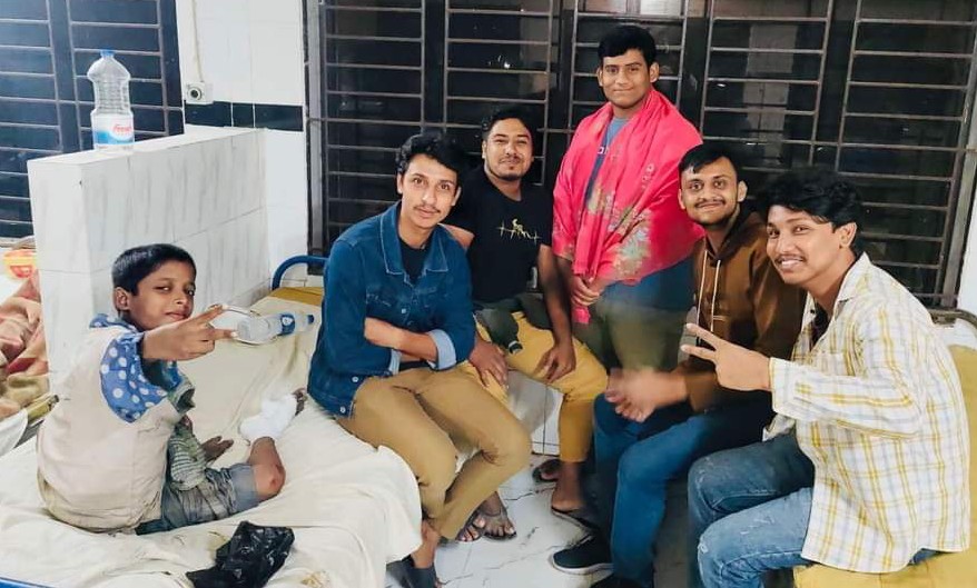পথশিশু নাইমের চিকিৎসা ব্যবস্থা করাল ছাত্রসমাজ