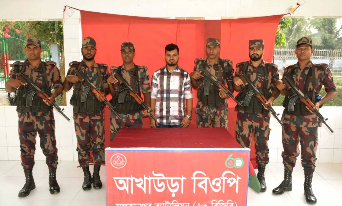 চট্টগ্রামের স্বেচ্ছাসেবক লীগ নেতা আখাউড়ায় স্থলবন্দরে আটক