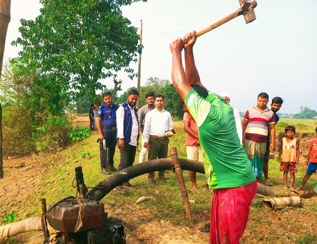 আখাউড়ায় অবৈধভাবে বালু উত্তোলন,ড্রেজার মেশিন ও পাইপ ধ্বংস