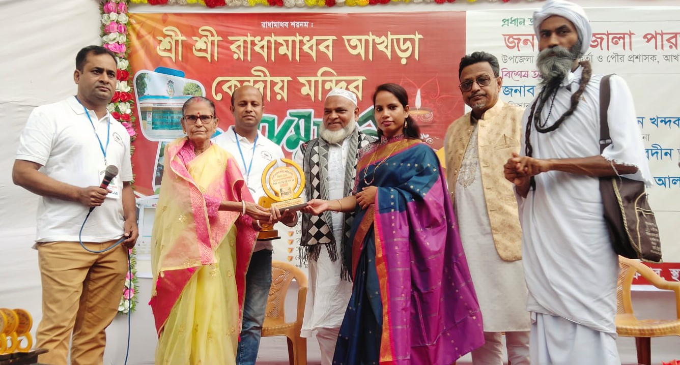 আখাউড়ায় কেন্দ্রীয় মন্দিরের সম্মেলনে সাবেক নেতৃবৃন্দকে সংবর্ধনা