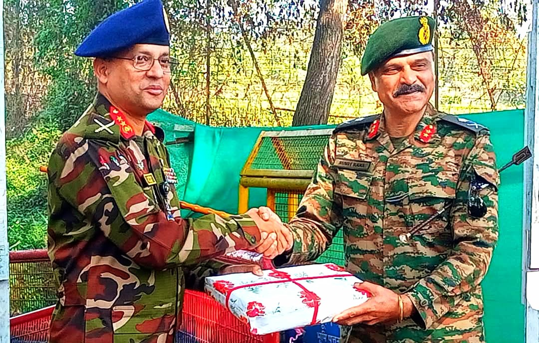 আখাউড়া সীমান্তে বাংলাদেশ-ভারত সেনাবাহিনীর শুভেচ্ছা উপহার বিনিময়।