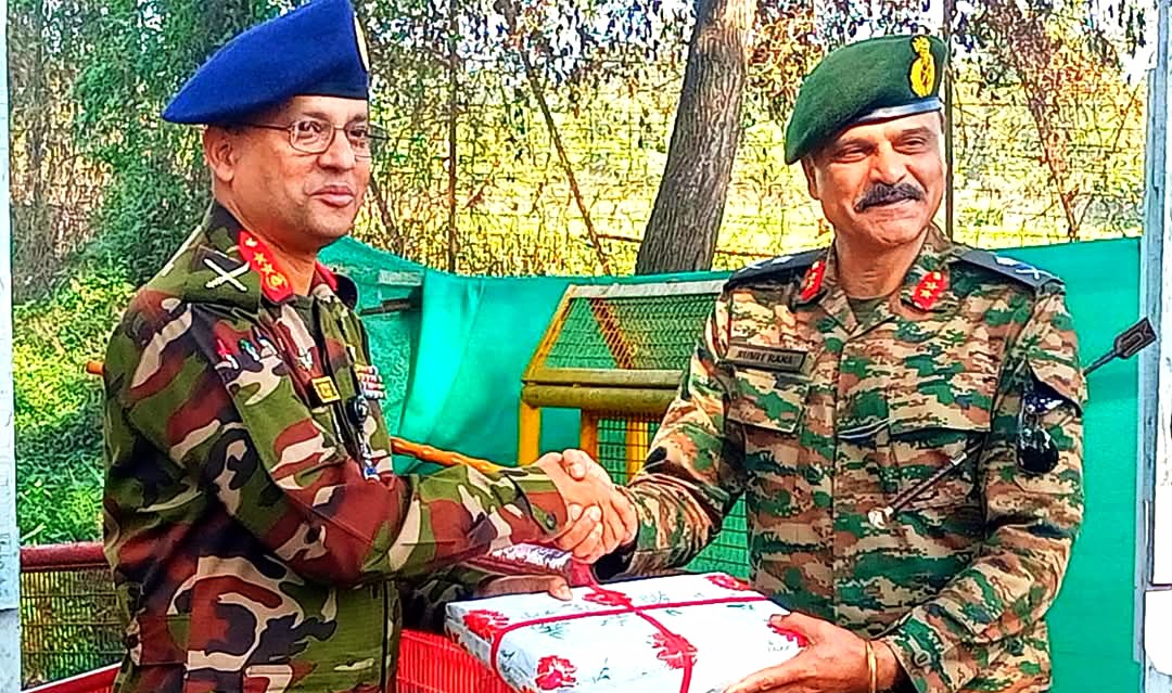 আখাউড়া সীমান্তে বাংলাদেশ-ভারত সেনাবাহিনীর শুভেচ্ছা উপহার বিনিময়