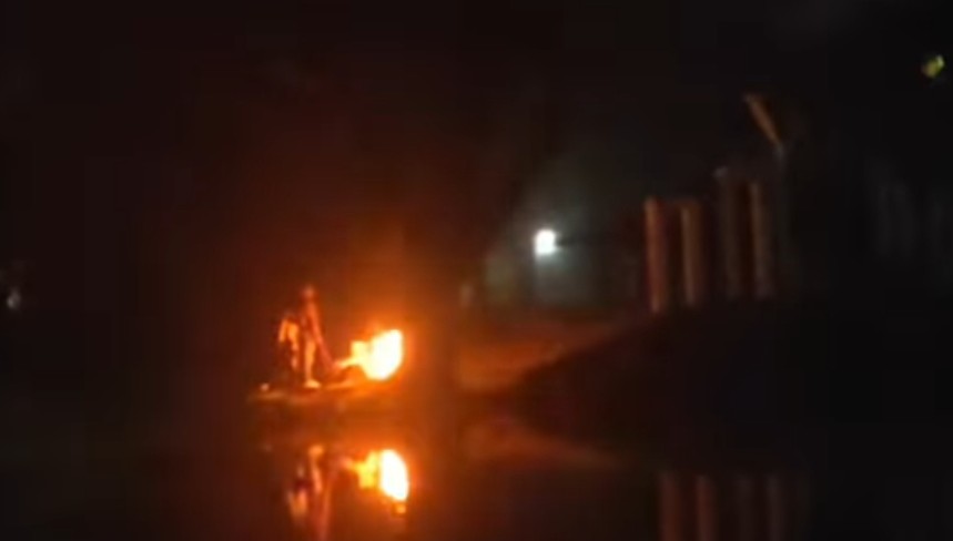 শীত নিবারণে জীবন্ত গাছে আগুন