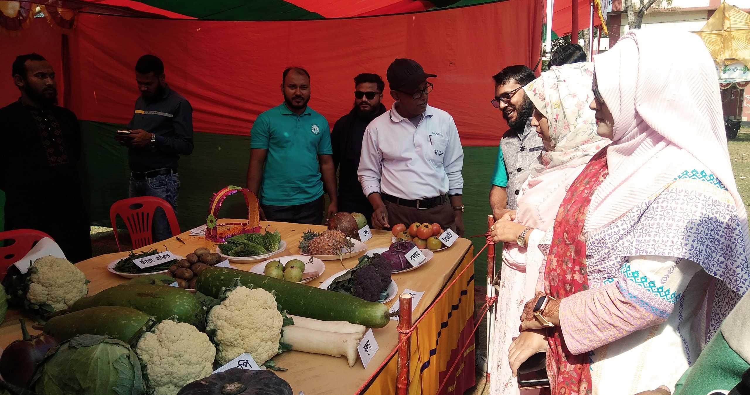 কৃষি মেলায় দৃষ্টি কাড়ে রঙ্গিন ফুলকপি, বড় আকারের লাউে