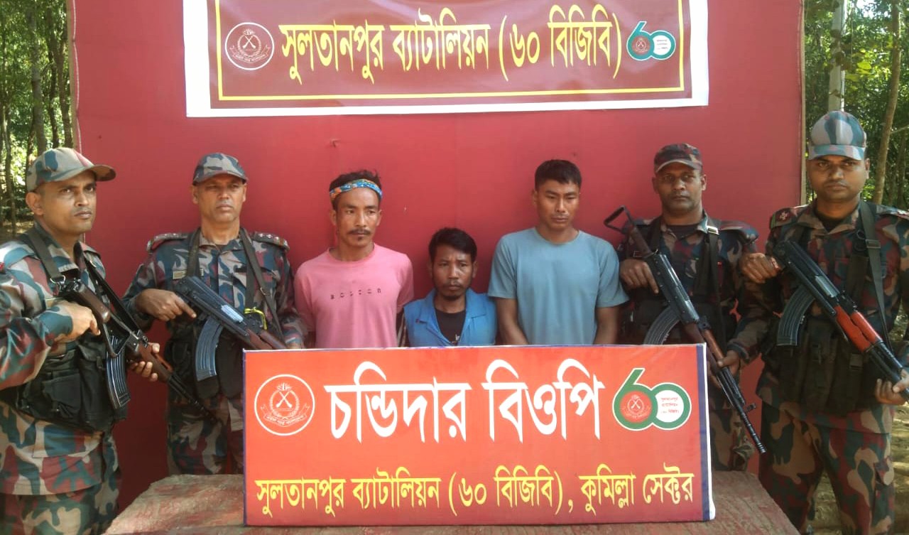 সীমান্তে চোরাচালান ৫ ভারতীয় আটক