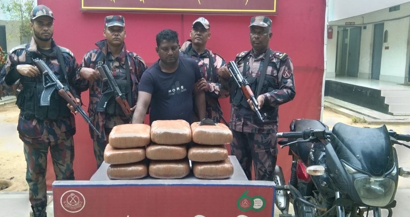 কসবায় গাঁজাও মোটরসাইকেলসহ চোরাকারবারি গ্রেফতার