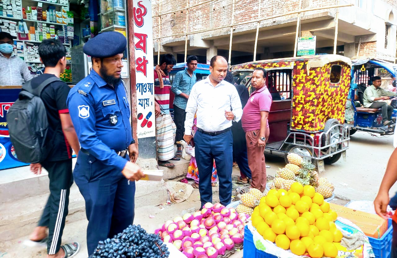 আখাউড়ায় ভ্রাম্যমান অভিযানে তিন ব্যবসায়ীকে জরিমানা