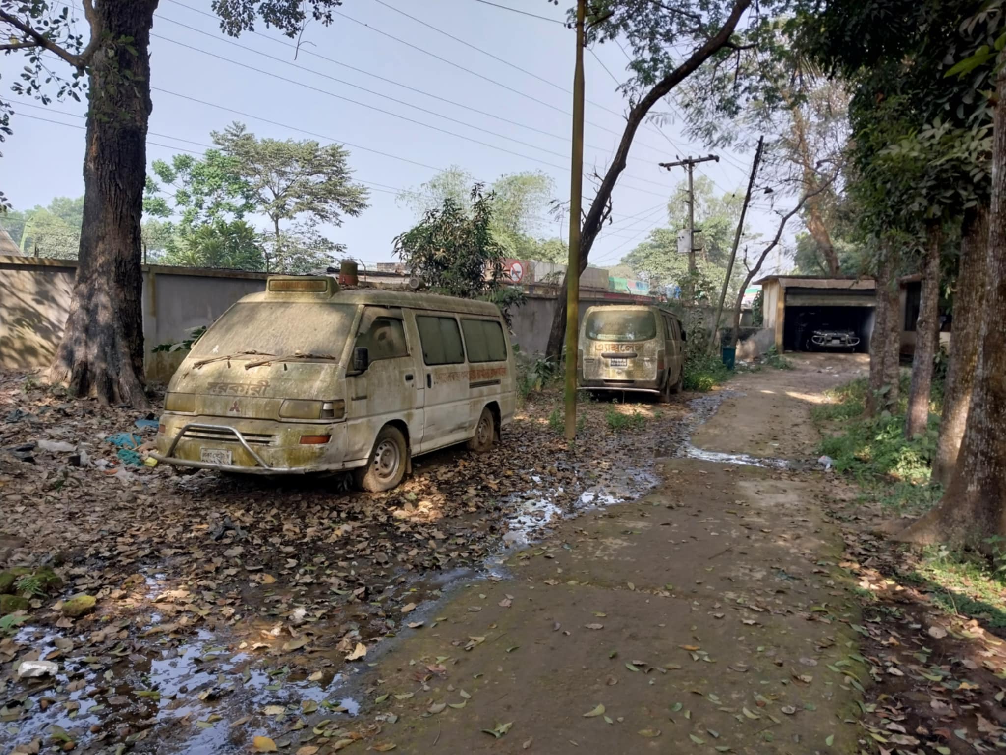 আখাউড়া স্বাস্থ্য কমপ্লেক্স গ্যারেজে জরাজীর্ণ অ্যাম্বুলেন্স, ভোগান্তি
