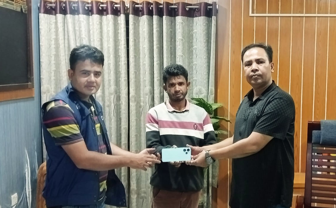 আখাউড়ায় তথ্য প্রযুক্তির মাধ্যমে মোবাইল ফোন উদ্ধার