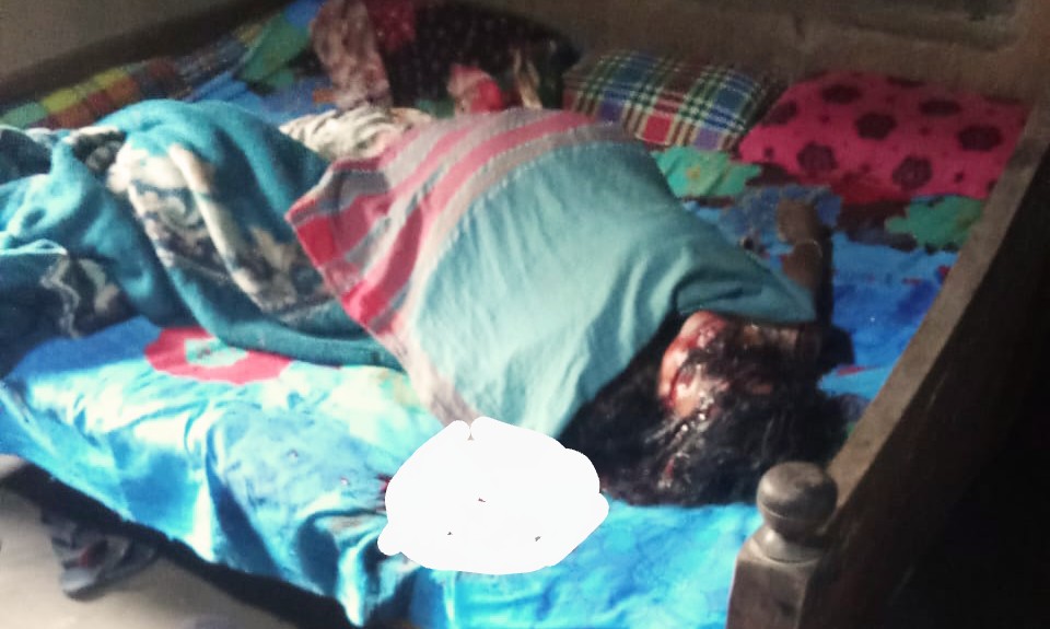 আখাউড়ায় বিছানাতে নারীর রক্তাক্ত দেহ