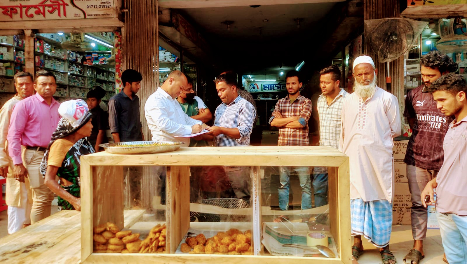 আখাউড়ায় অস্বাস্থ্যকর পরিবেশে ইফতার বিক্রি গুনতে হল জরিমানা