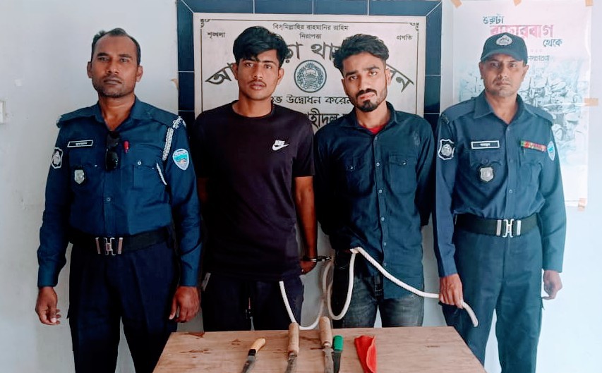 আখাউড়ায় দেশীয় অস্ত্রসহ দুই ডাকাত গ্রেফতার