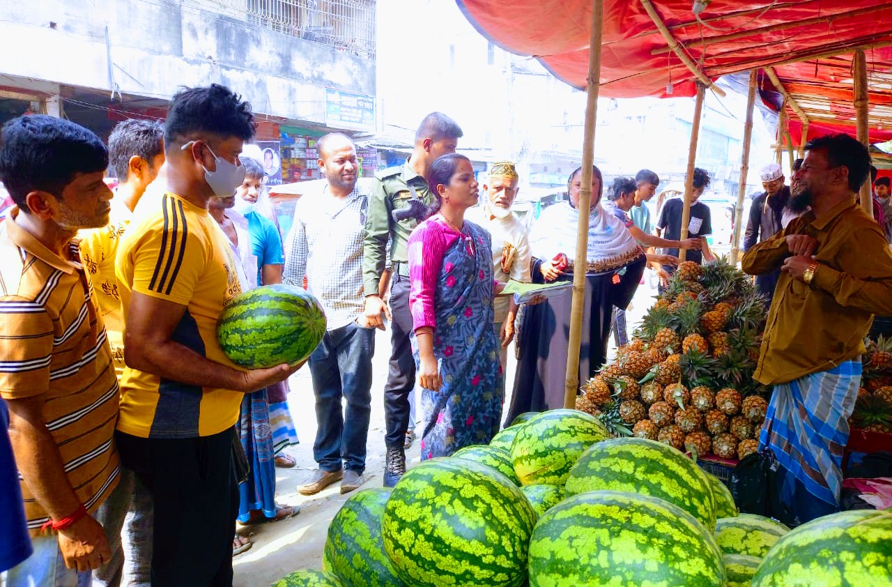 আখাউড়ায় ম্যাজিস্ট্রেট দেখলে দাম কমে তরমুজের চলে গেলেই বেড়ে যায়