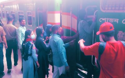 আখাউড়ায় ট্রেন যাত্রী সেবায় স্কাউটস সদস্যরা