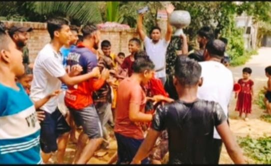 আখাউড়ায় পানি ছিটিয়ে কাদা মাটিতে মিশে বৃষ্টি কামনা