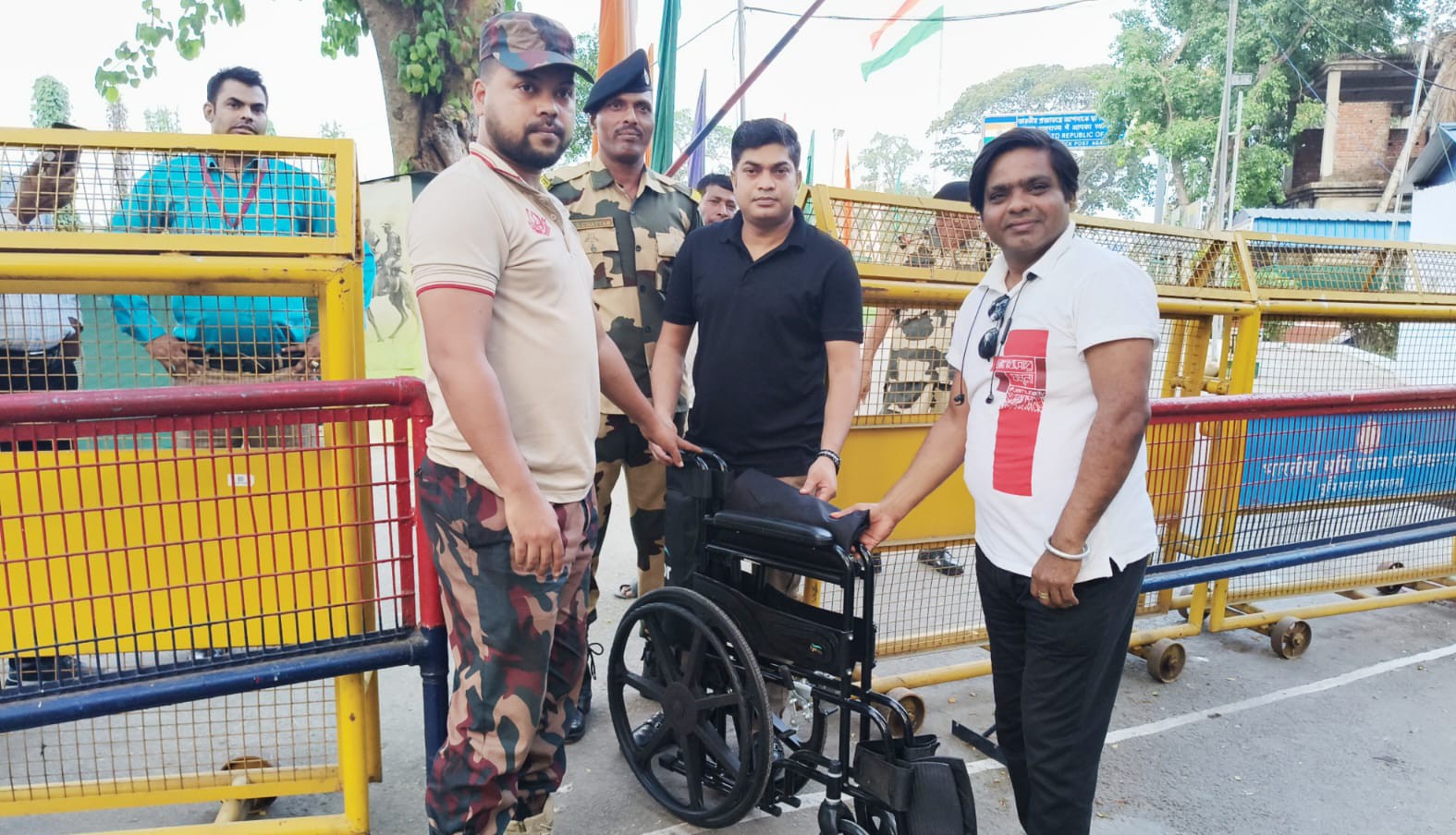 আখাউড়া আন্তর্জাতিক ইমিগ্রেশনে হুইল চেয়ার প্রদান’