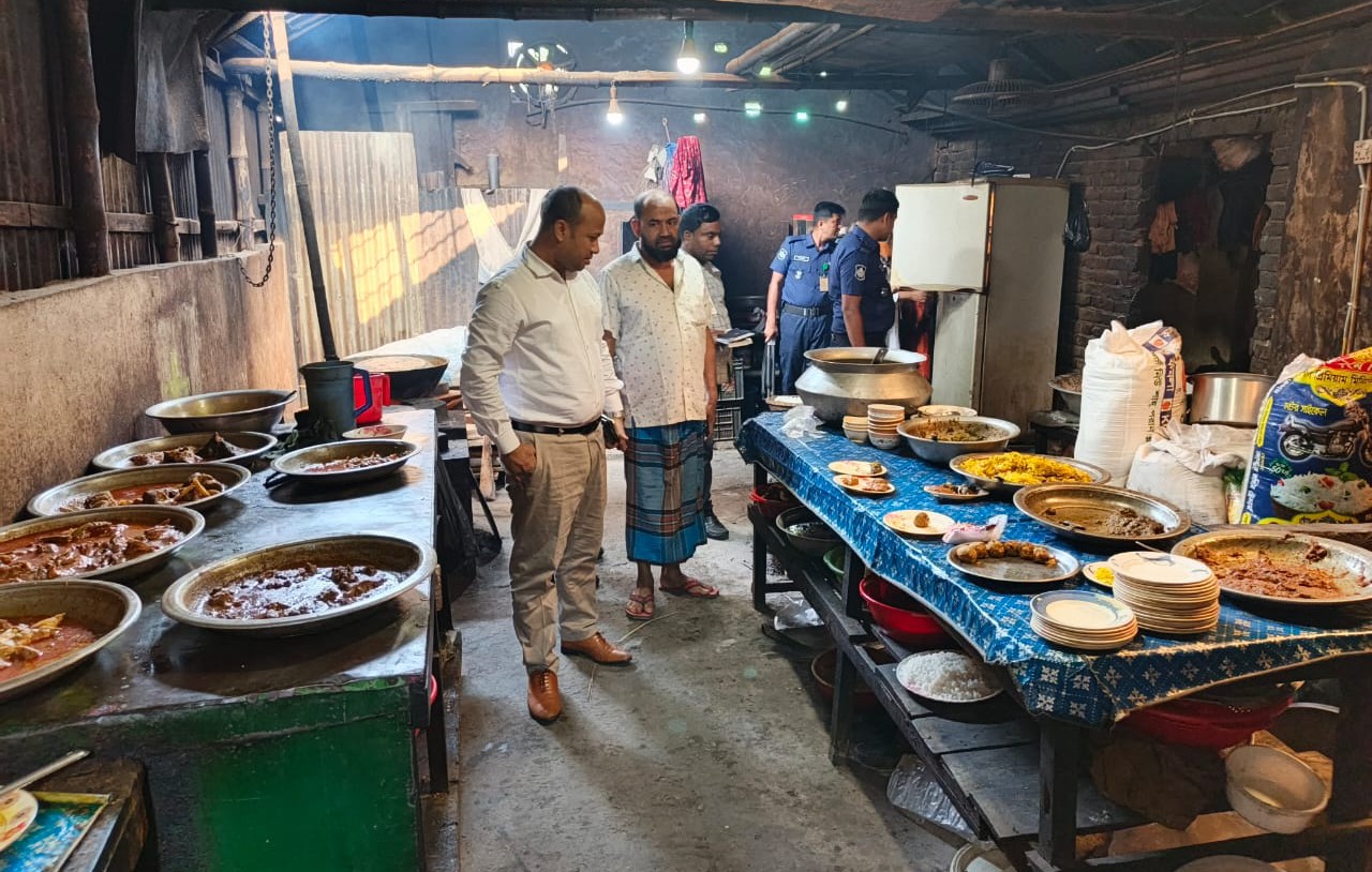 আখাউড়ায় পঁচা বাসি খাবার বিক্রির দায়ে তিন হোটেল ব্যবসায়িকে জরিমানা