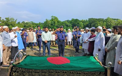 রাষ্ট্রীয় মর্যাদায় বীর মুক্তিযোদ্ধা মোশারফ হোসেন ভূইয়ার দাফন সম্পূর্ণ