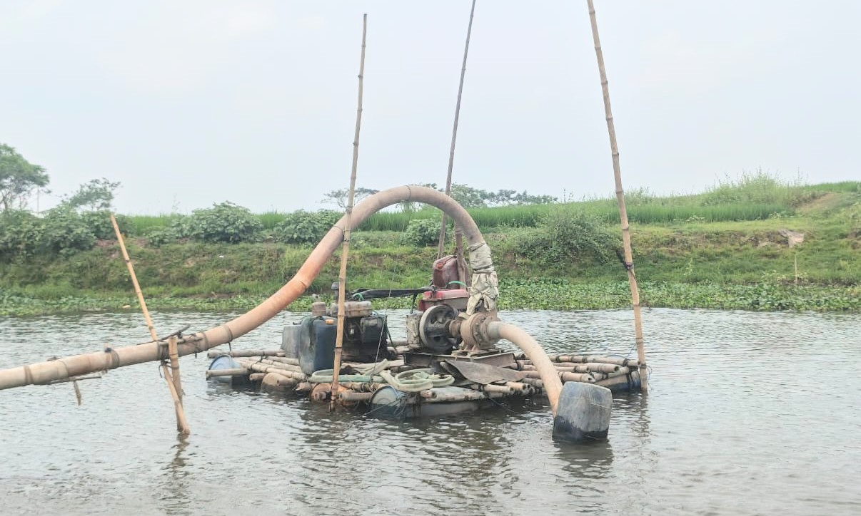 আখাউড়ায় তিতাস নদী থেকে মাটি উত্তোলন, ড্রেজার মেশিন ও পাইপ ধ্বংস