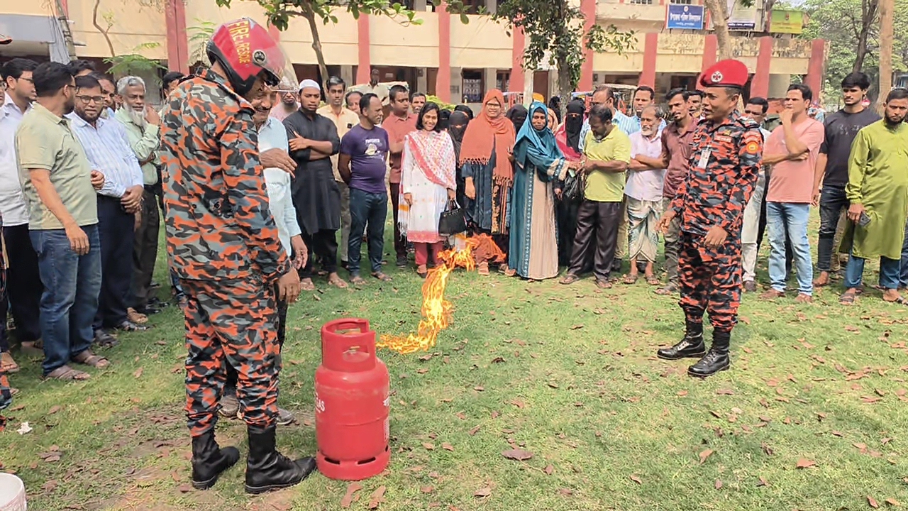 আখাউড়ায় জাতীয় দুর্যোগ প্রস্তুতি দিবসে অগ্নিকান্ড ও ভূমিকম্প সচেতনতা মহড়া