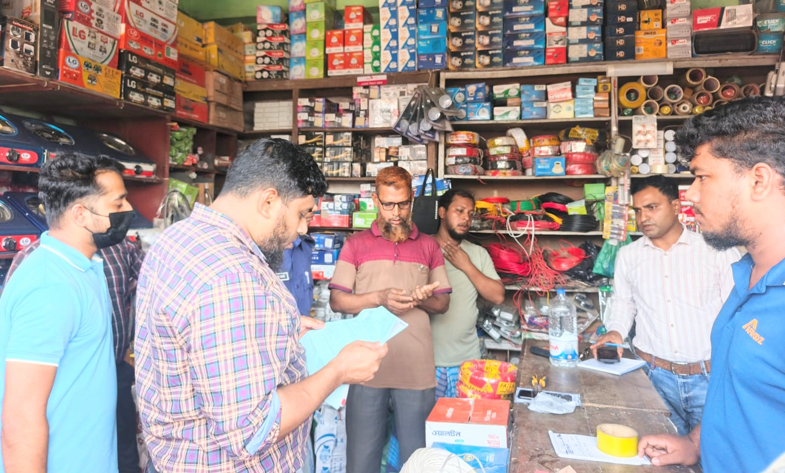 আখাউড়ায় অতিরিক্ত মূল্যে সিলিন্ডার গ্যাস বিক্রি, ৭০ হাজার টাকা জরিমানা